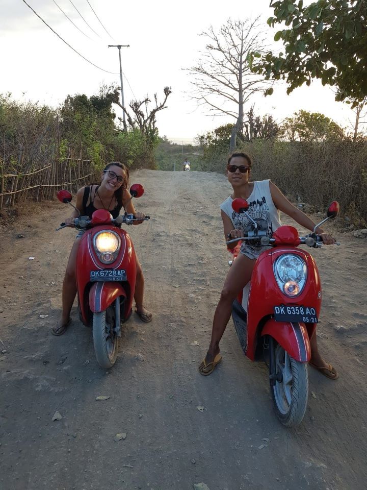ruta por indonesia dos chicas subida en dos motos posando para la camara
